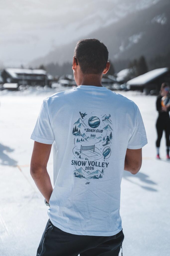 T-shirt Snow Volley 2026 porté dans la neige, avec illustration au dos
