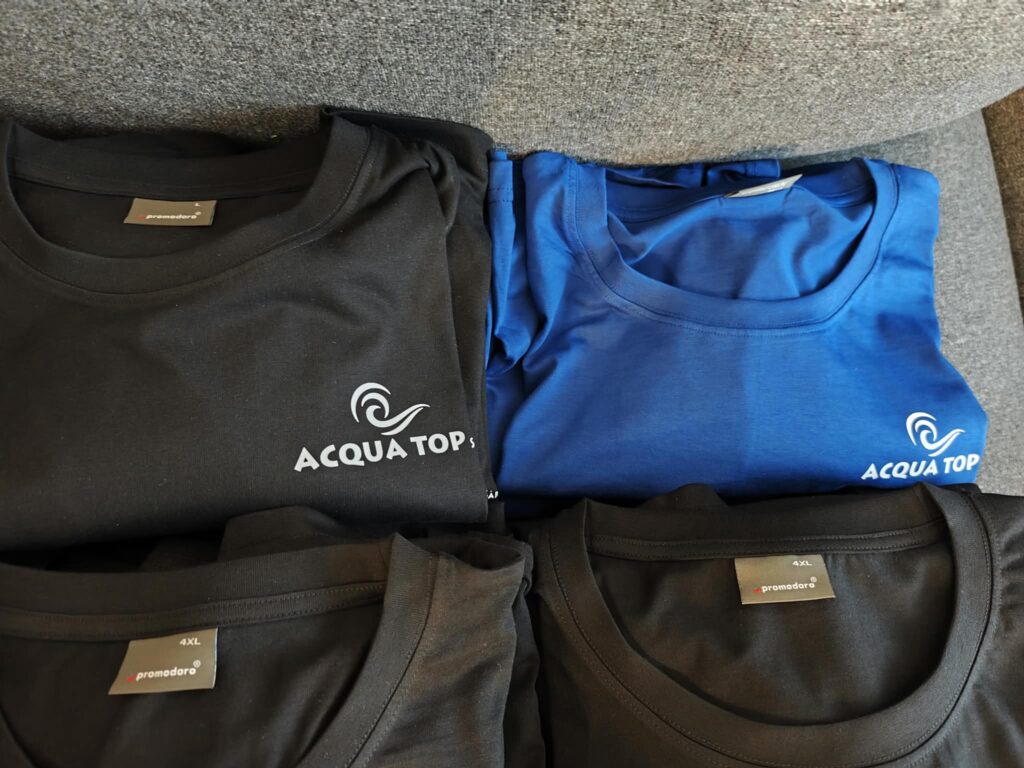 T-shirts noirs et bleus personnalisés avec le logo Acqua Top