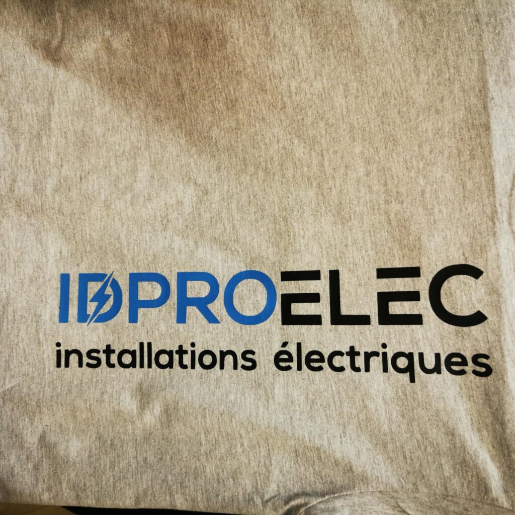 Logo IDPROELEC installations électriques imprimé sur textile gris
