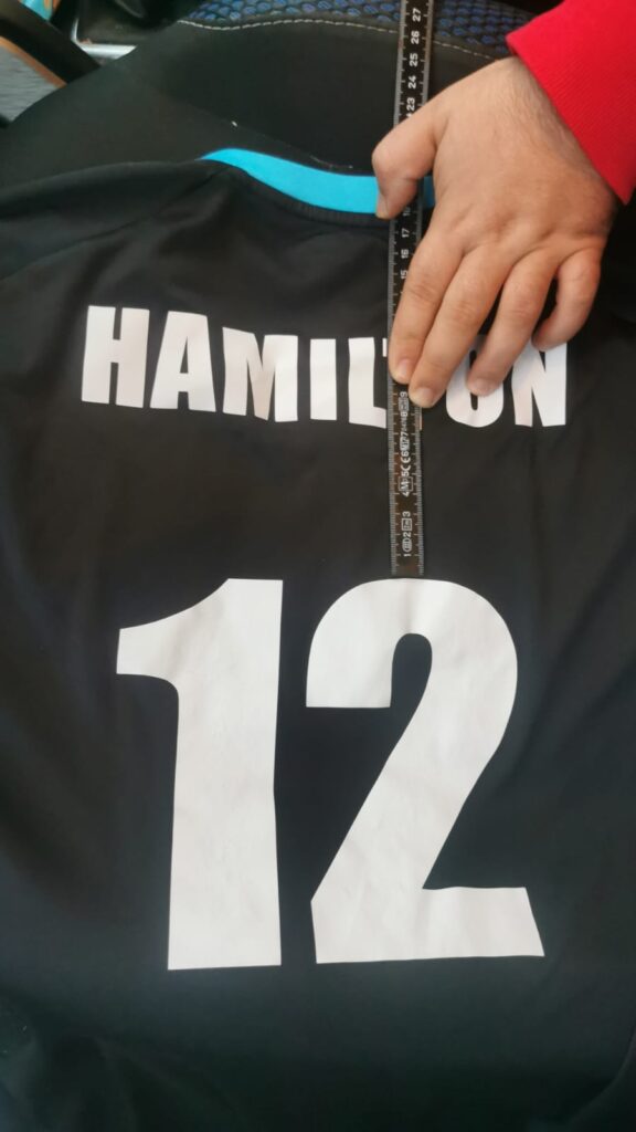 Contrôle du placement du nom Hamilton et du numéro 12 sur un maillot