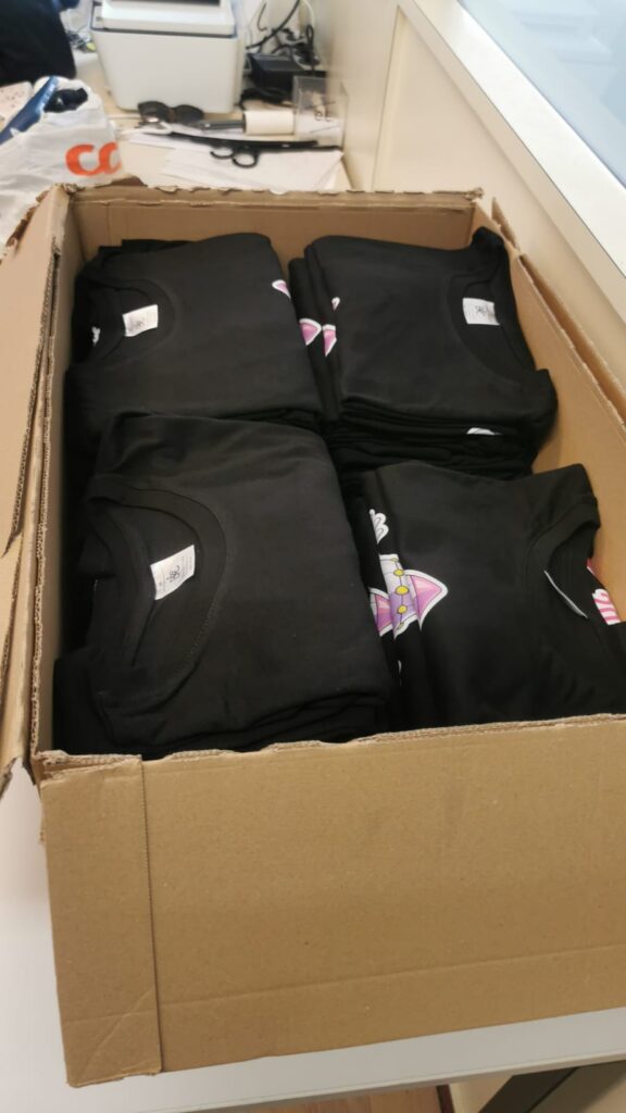 T-shirts noirs imprimés, pliés et préparés dans un carton