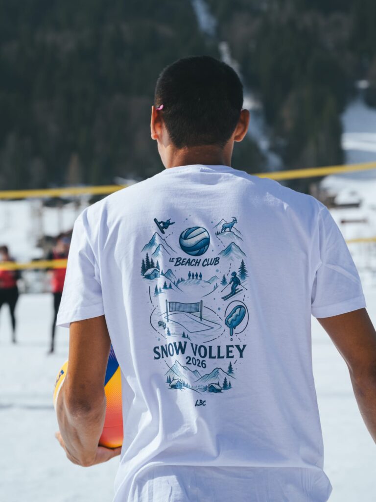 T-shirt de club porté sur un terrain de volley, avec logos au dos