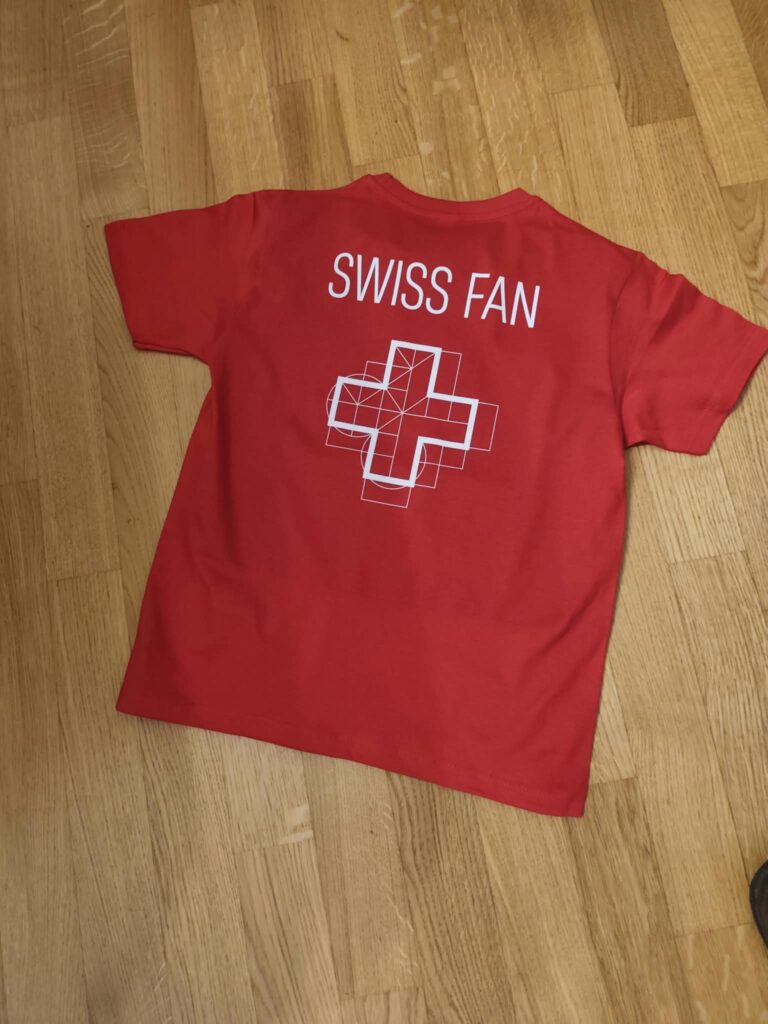 T-shirt rouge personnalisé Swiss Fan avec une croix suisse