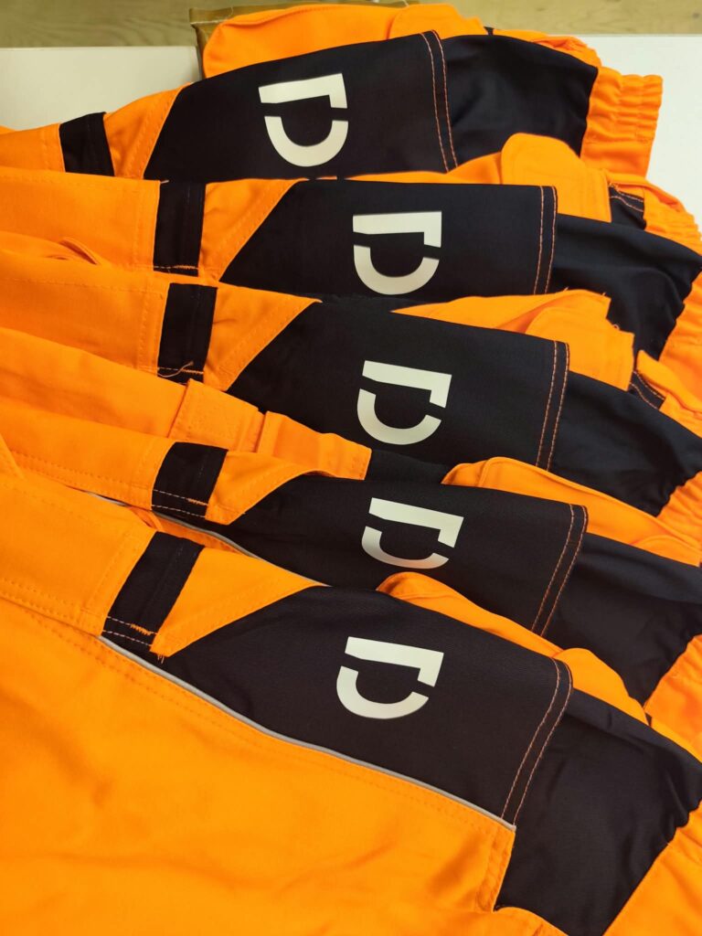 Série de vêtements orange et bleu marine avec le même logo