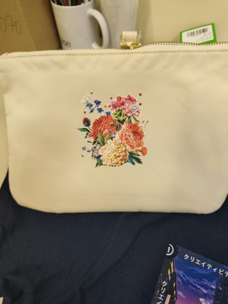Pochette claire ornée d’une illustration florale colorée