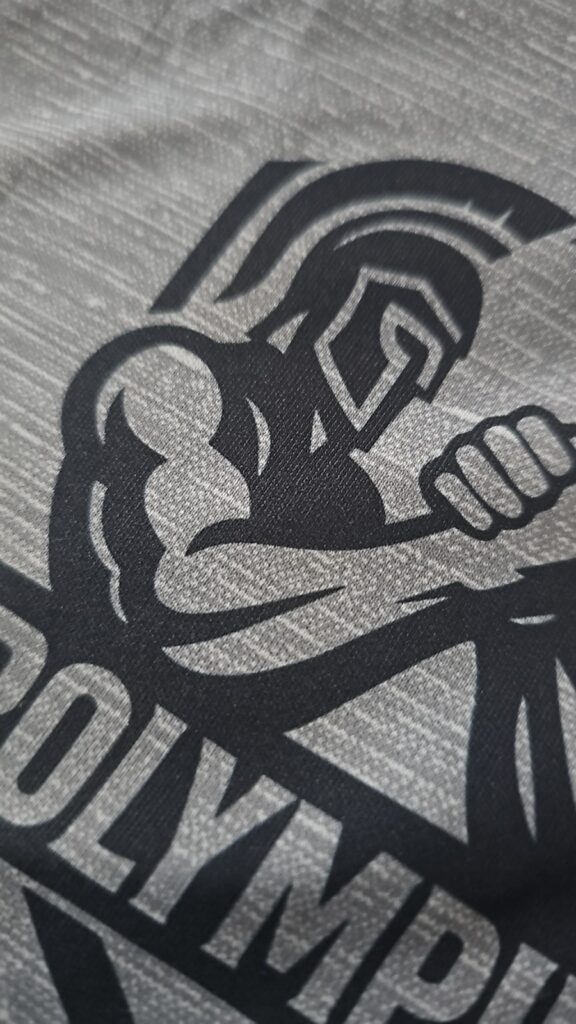 Détail d’un marquage noir illustré sur textile gris
