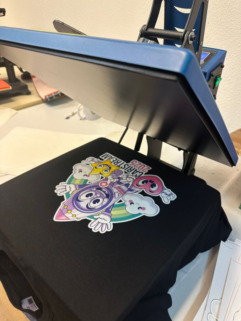 Textile noir illustré placé sous une presse de personnalisation