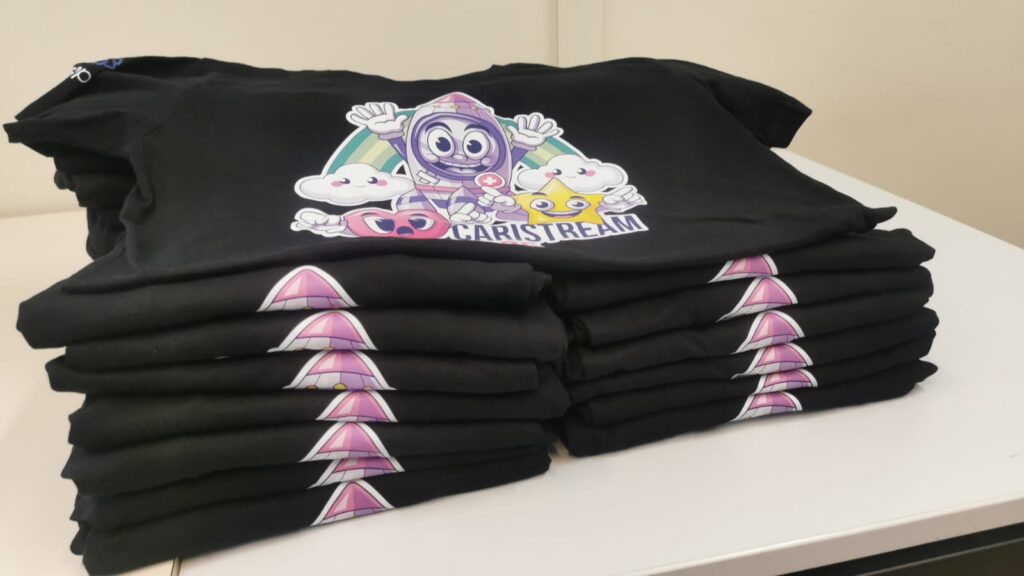 Pile de textiles noirs avec un même visuel coloré