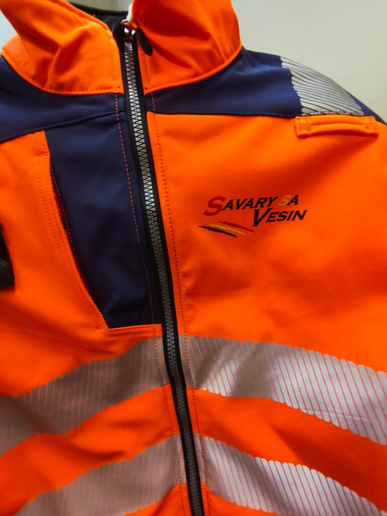 Veste de travail orange et bleu marine personnalisée sur la poitrine