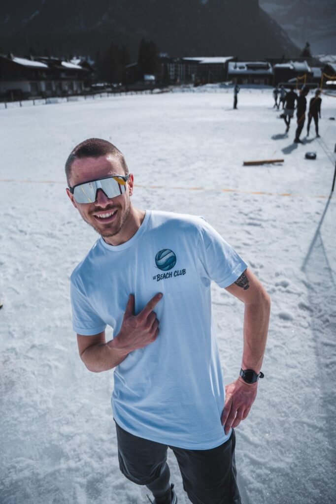 T-shirt bleu clair personnalisé porté en extérieur dans la neige